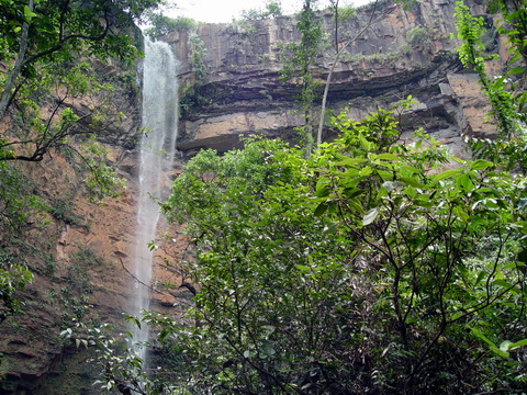 A cachoeira vista de baixo
